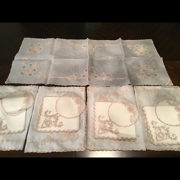 VINTAGE LUXURY SILK TABLECLOTH SETS FOR 6 - Picture 2 of 15